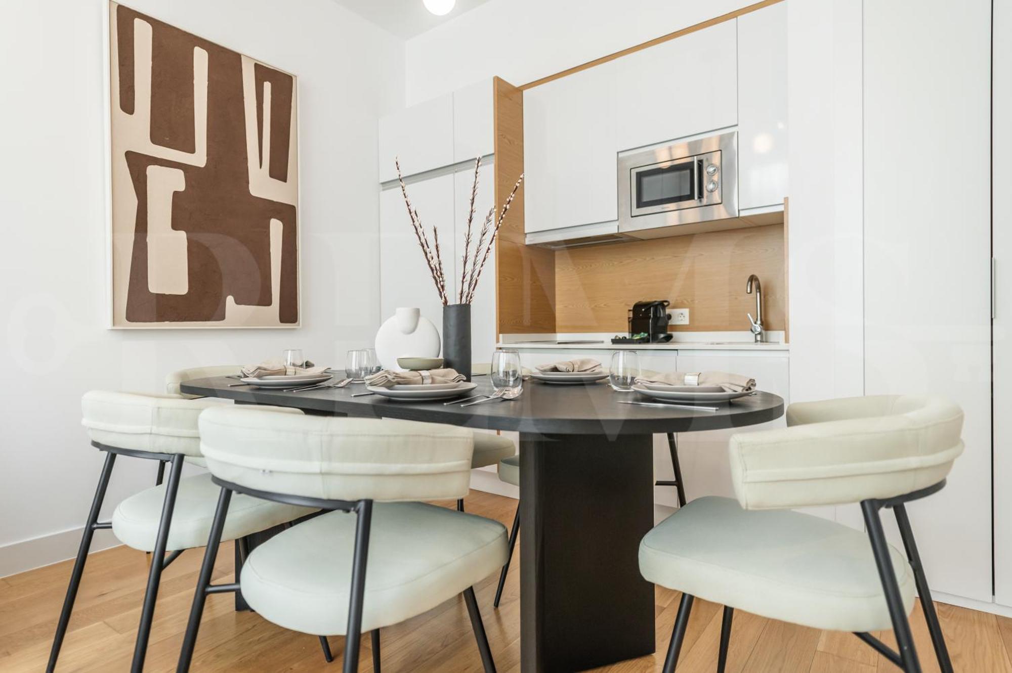 Apartment Artistic And Spacious By Rems